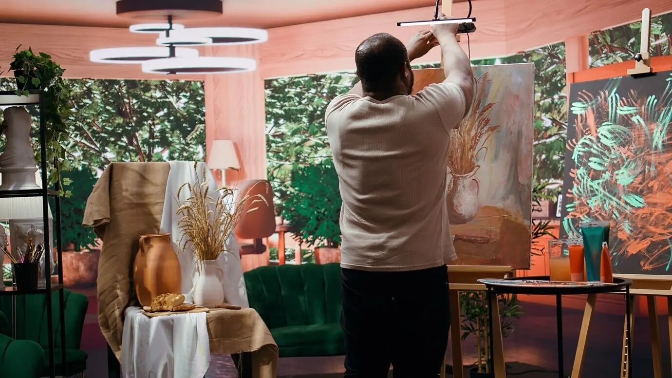 Художник смешивает несколько цветов на палитре, чтобы нанести идеальный оттенок.