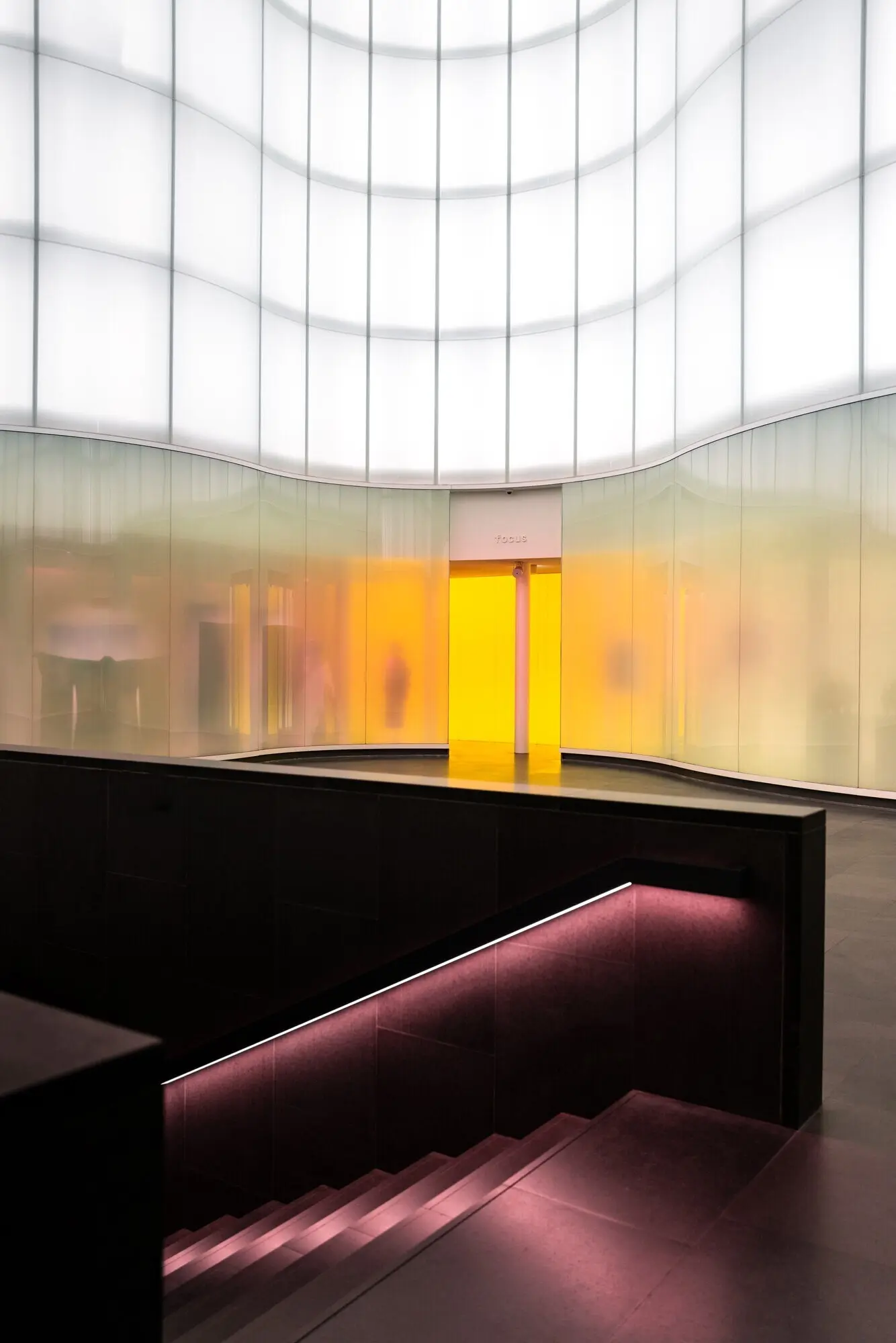 Фотография бетонной лестницы