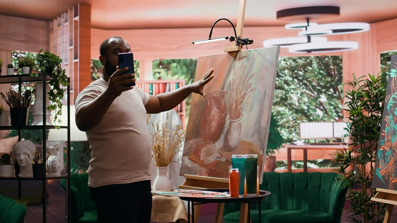 Афроамериканский художник публикует в интернете фото своего шедевра.